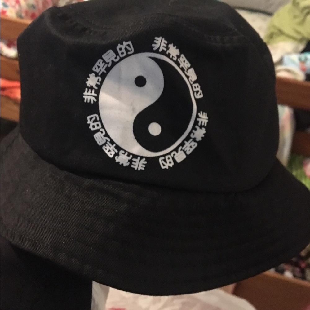 Black yin yang bucket hat