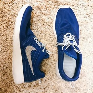 NIKE Roshe Size 11