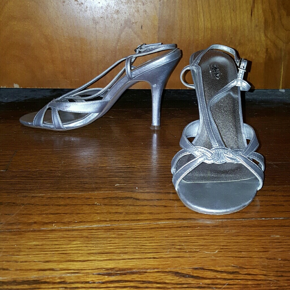 ❤️ Mossimo (Target) Silver Slingbacks ❤️