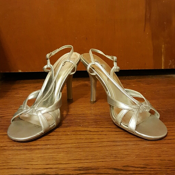 ❤️ Mossimo (Target) Silver Slingbacks ❤️ - Picture 3 of 3
