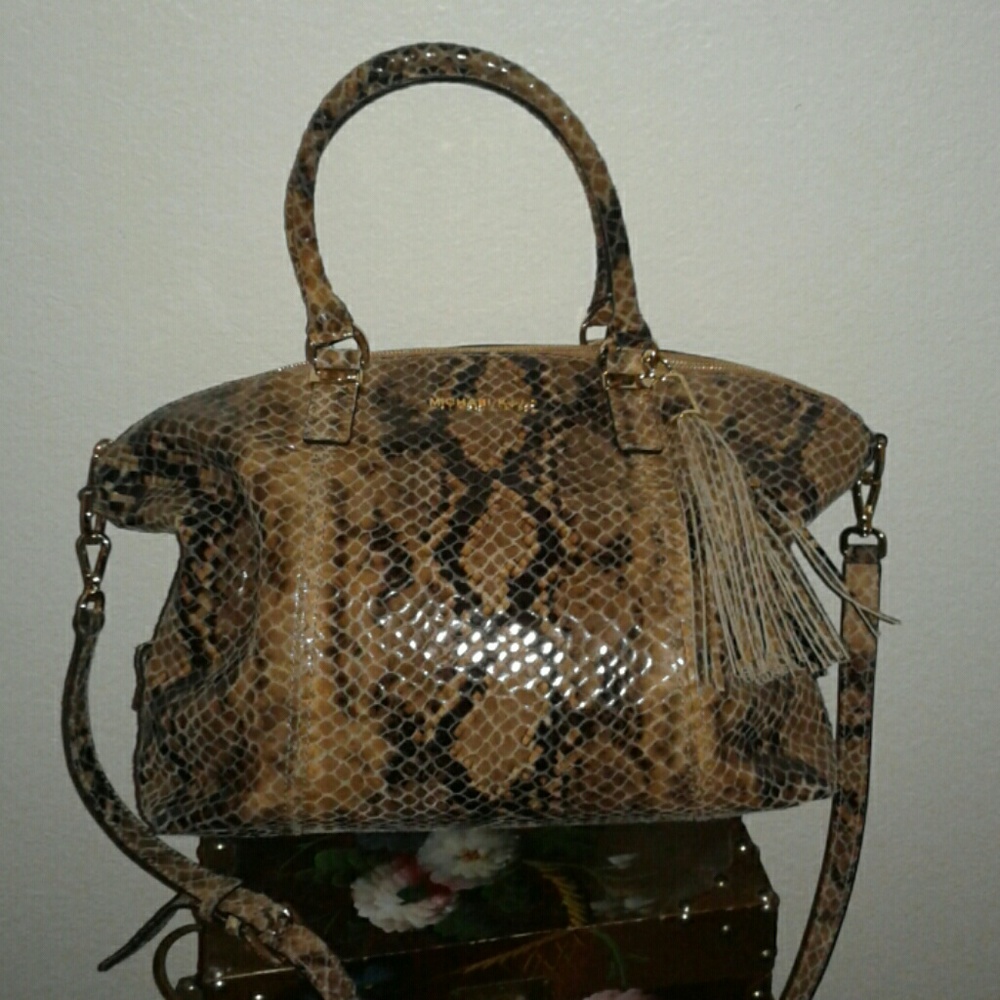 BEAUTIFUL NEW 😍MK RILEY SATCHEL