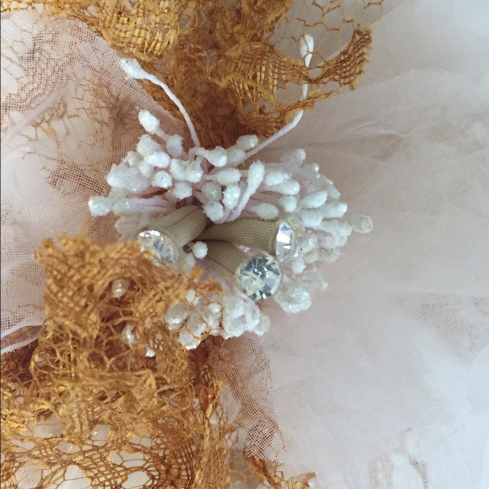 💋NEW: Gold & White Head Piece