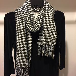 Black and white houndstooth scarf