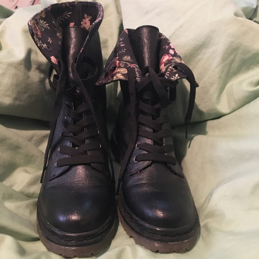 Report boots. Size 8