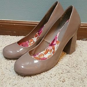 Nude pumps