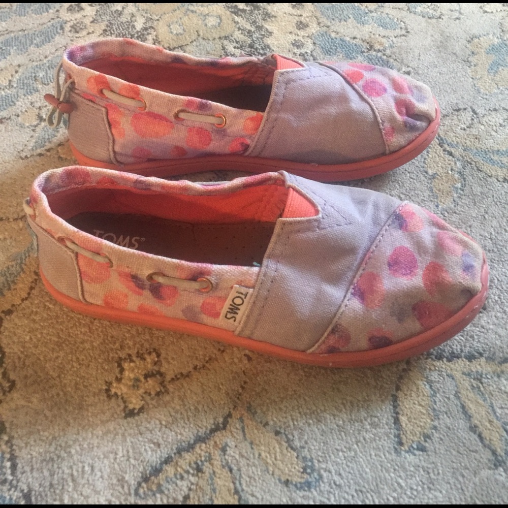 Toms youth shoe.