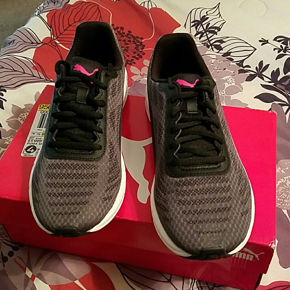 NEW PUMA SNEAKERS