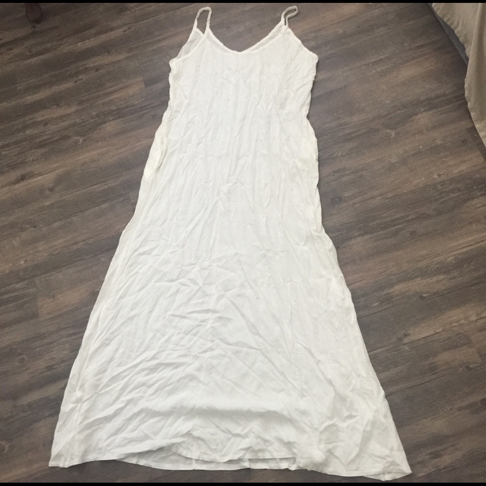 NEW BEIGE FLOWY MAXI DRESS!!🔥✔️ - Picture 2 of 4