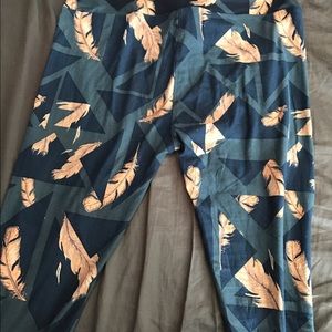 Os Lularoe Feather Leggings.