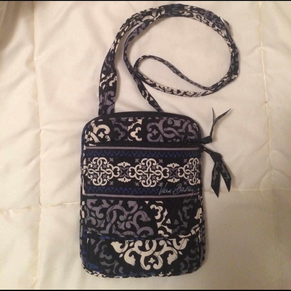 🚨DONATING Friday. Vera Bradley crossbody.