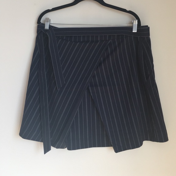 SALE Banana Republic pinstriped skirt - Picture 2 of 4