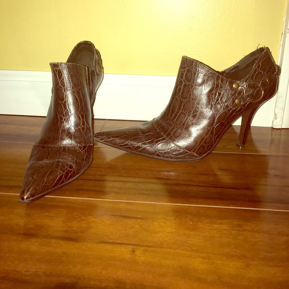 DONATING MONDAY Brown Nine West booties size 6.5
