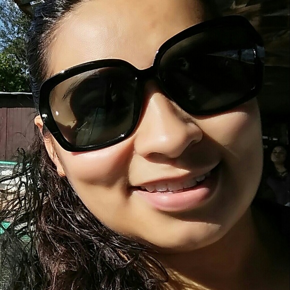 Meet your Posher, Ariana - Picture 1 of 1