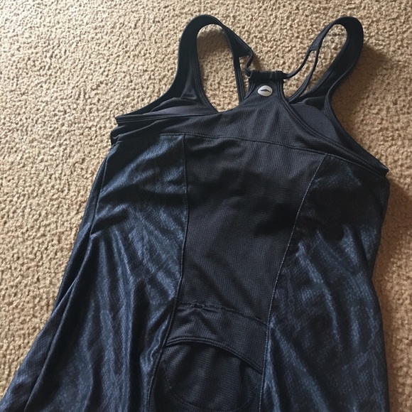 Workout top with built in bra - Picture 3 of 3