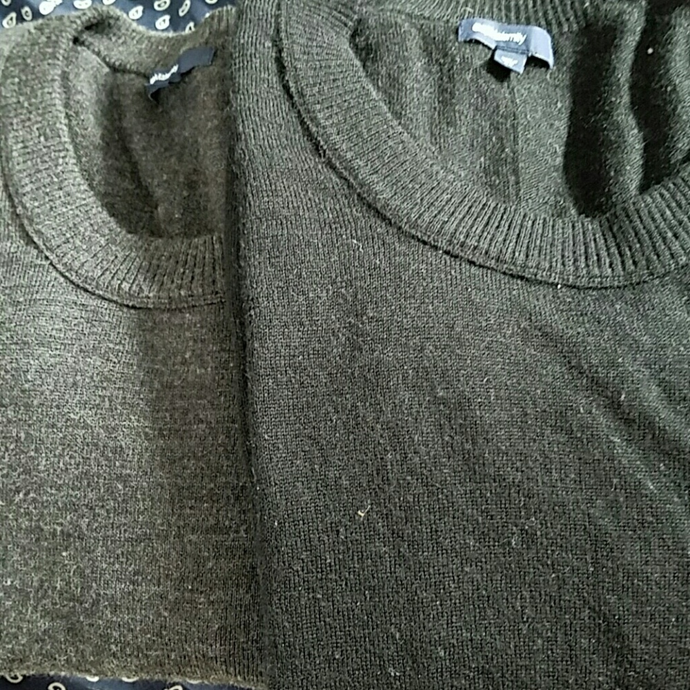 2 gap maternity crew neck sweaters