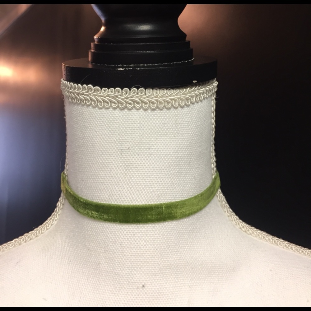 Green gold velvet chocker necklace new