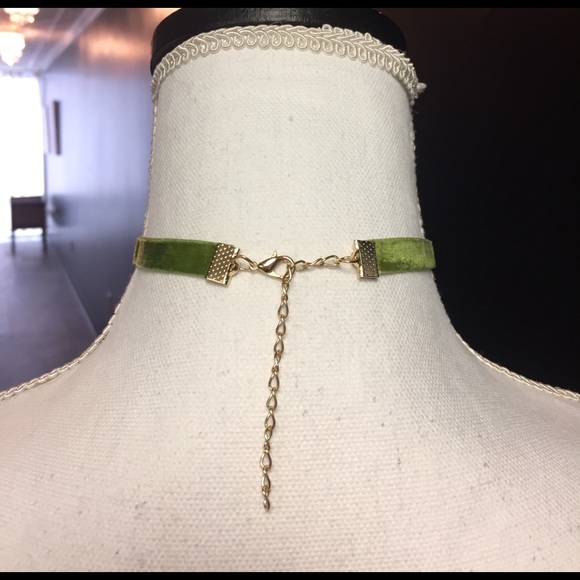 Green gold velvet chocker necklace new - Picture 2 of 3