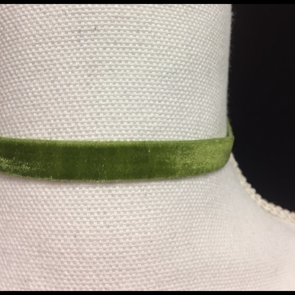 Green gold velvet chocker necklace new - Picture 3 of 3