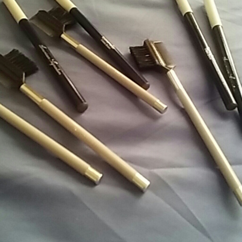 Brown brow pencils and brow brushes