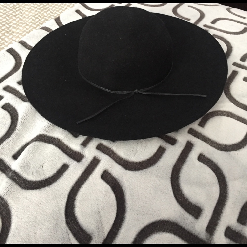 Black floppy hat