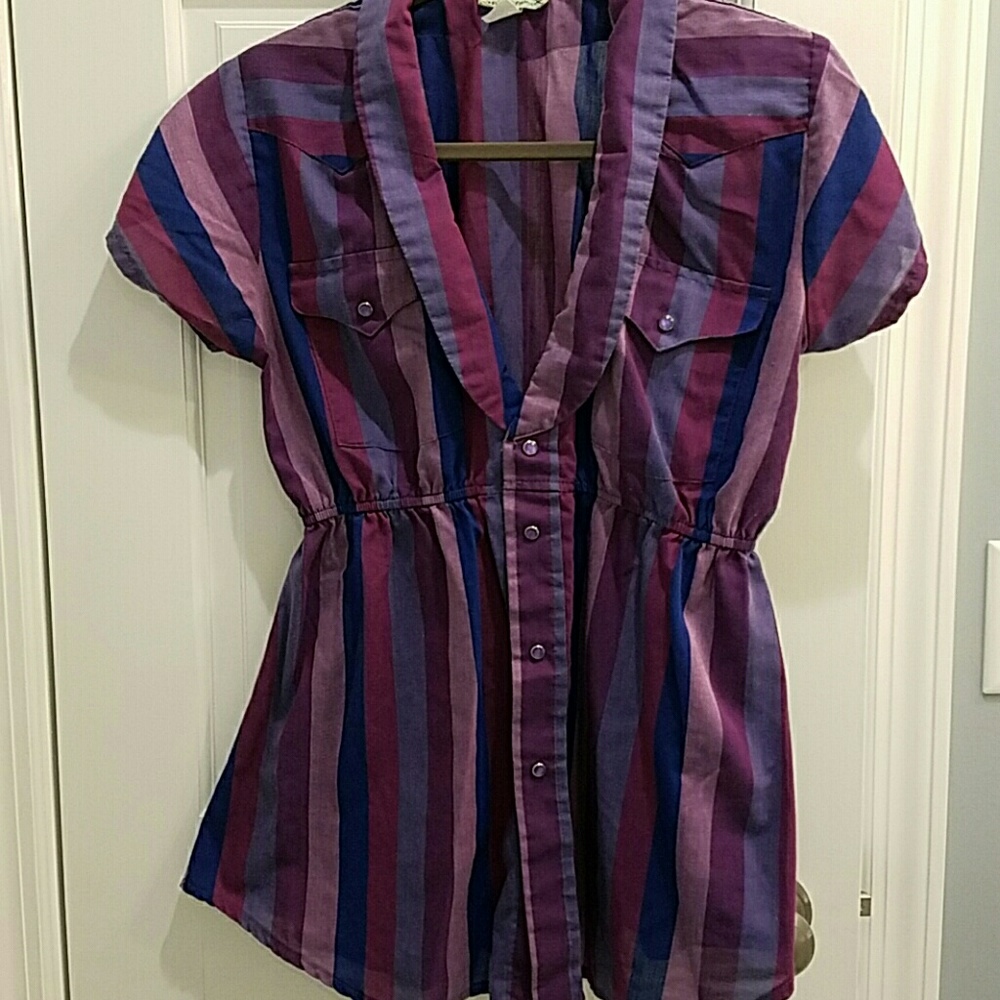 Short sleeve V neck purple striped top M/L