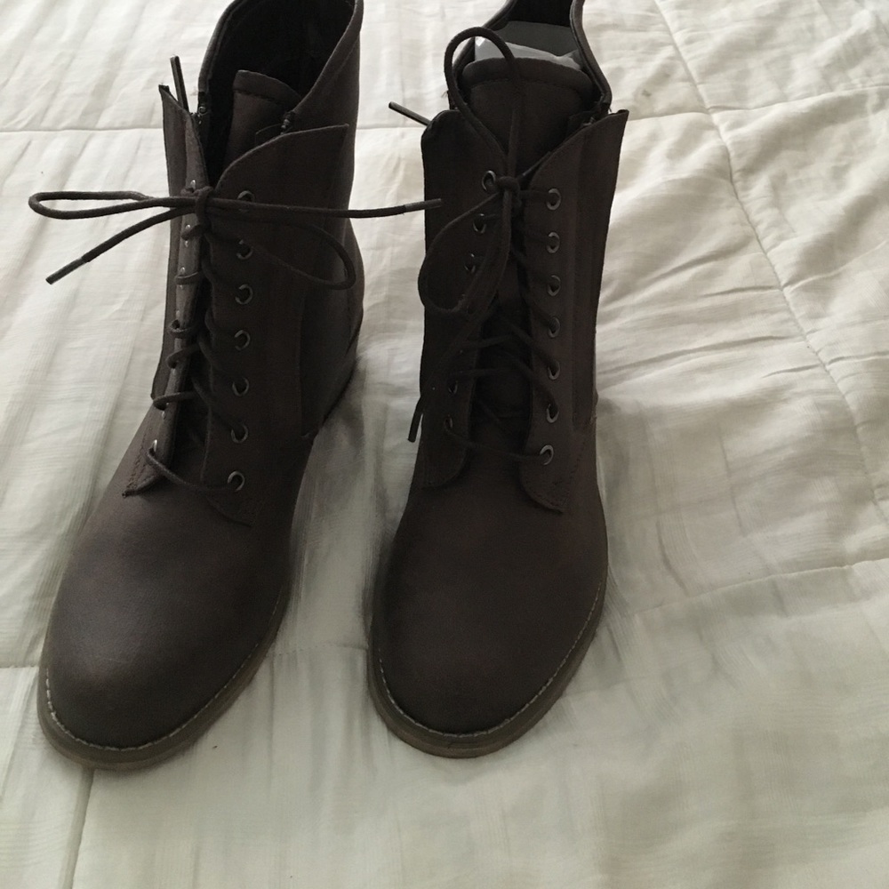 NWT Aaminah boots