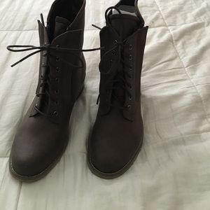 NWT Aaminah boots