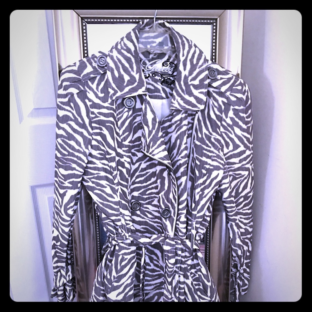 Women's size large spring/raincoat jacket.