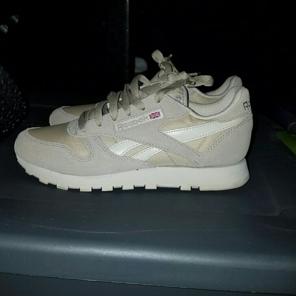 Nude Reebok size 7 semi new