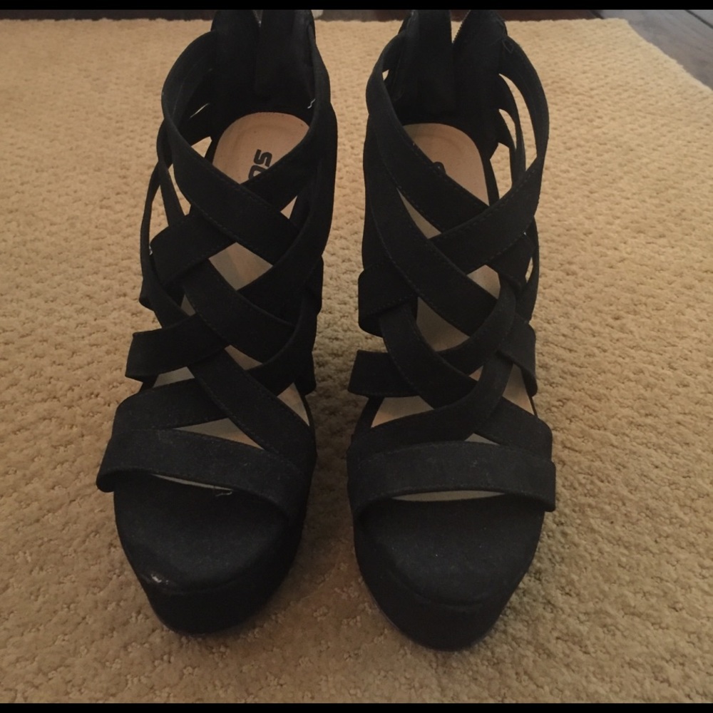 Black wedges