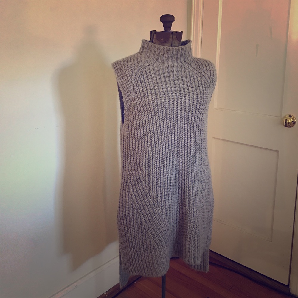 Sleeveless turtleneck knit sweater