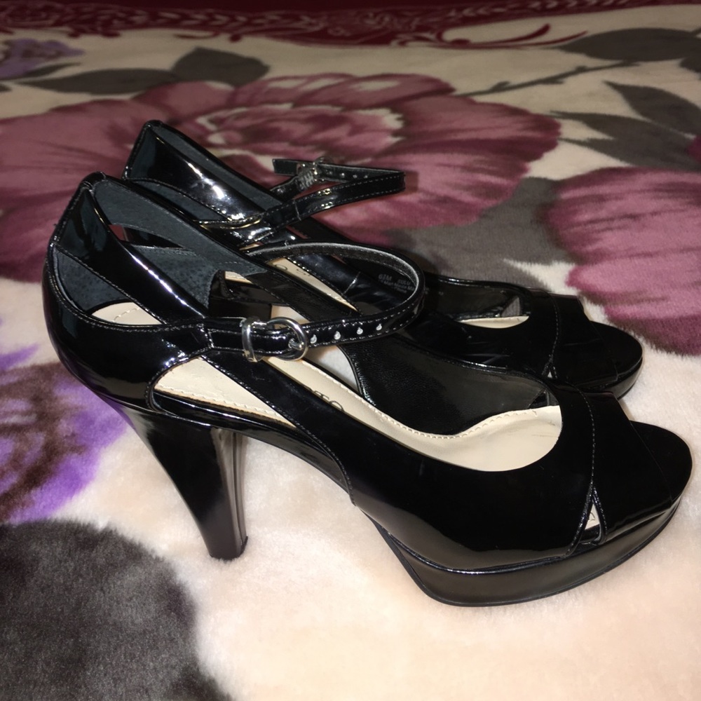 ❌SOLD❌Franco Sarto peep toe pump.