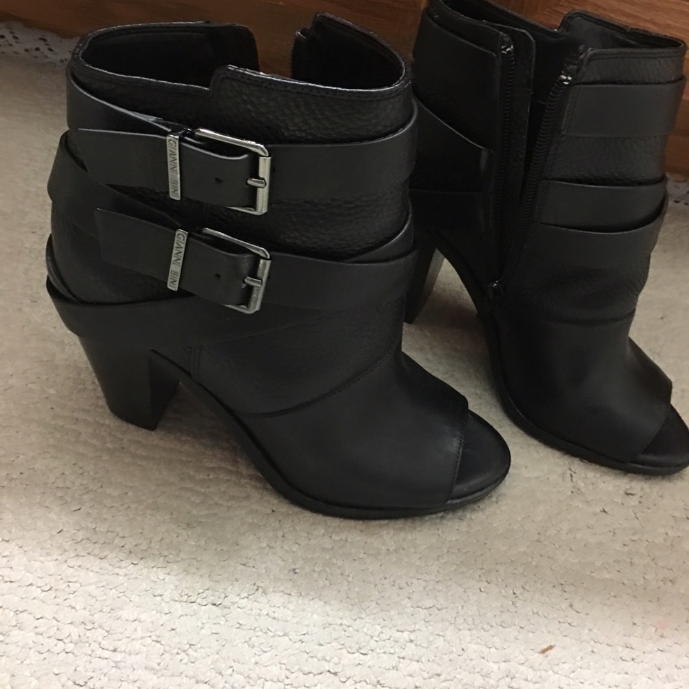 Gianni Bini peep toe booties