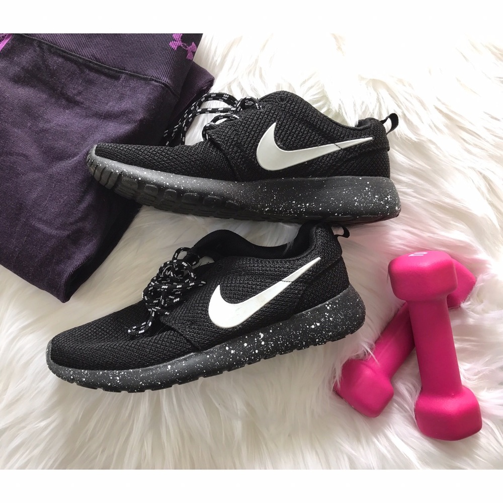 Black Nike Roche