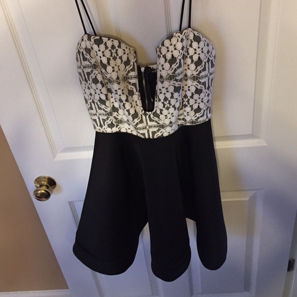 Lace Plunge Skater Dress - Picture 4 of 4