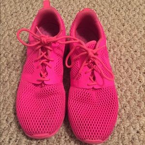 Nike Rousse- SALE PENDING