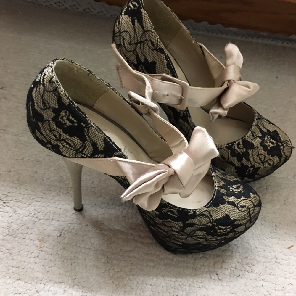 Black lace pin up style platforms
