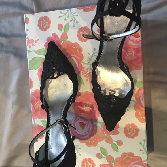 Giorgio Armani High Heel Shoes-Size 9 - Picture 3 of 8