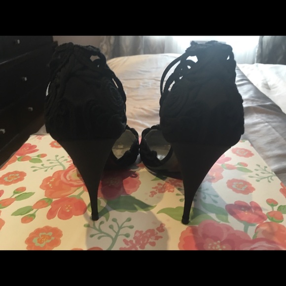 Giorgio Armani High Heel Shoes-Size 9 - Picture 4 of 8