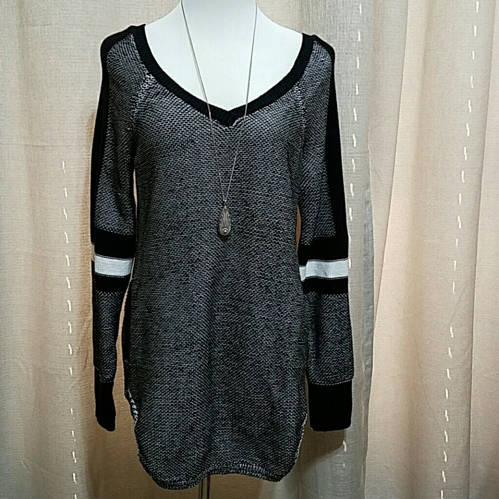 Super cute V-neck Sweater