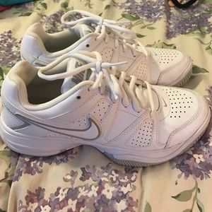 Nike city court tennis shoes