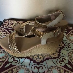 Size 10 Avenue beige wedge heels.