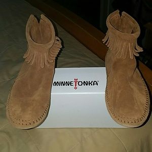 Minnetonka Genuine FringeLeather(SOFTSOLE) Booties
