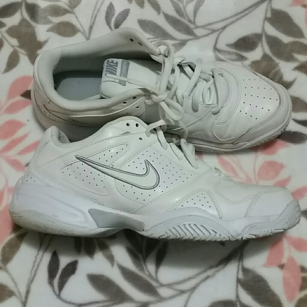 Gently used Nike tennis shoes