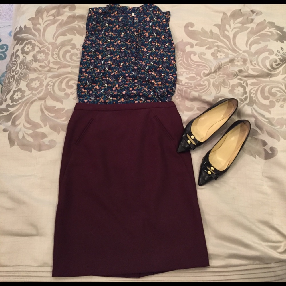 EUC Burgundy skirt from Loft with slit in back 2P