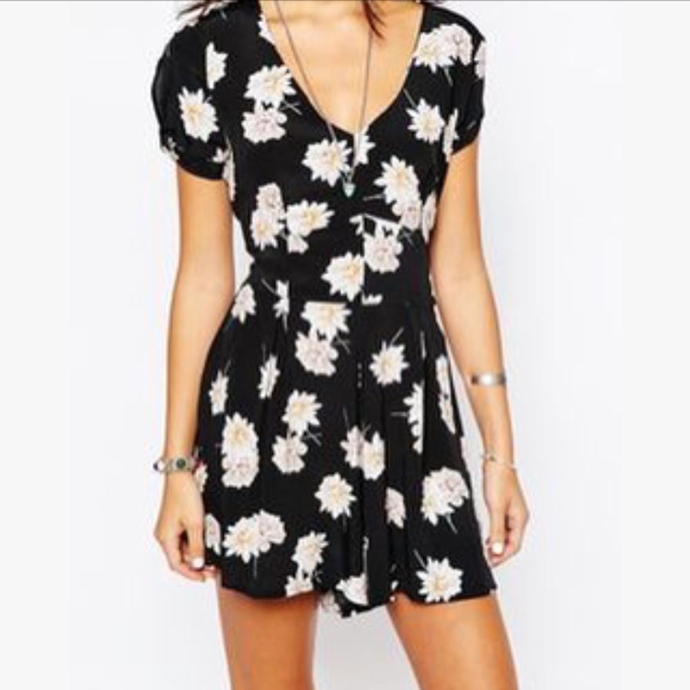New Look Daisy print Playsuit (brand new)