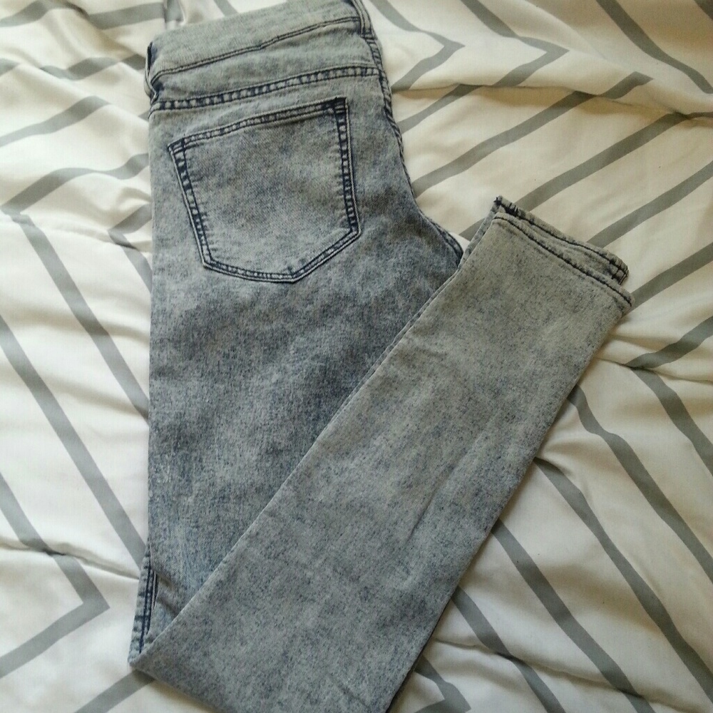 H&M divided acid wash jeans - Picture 2 of 4