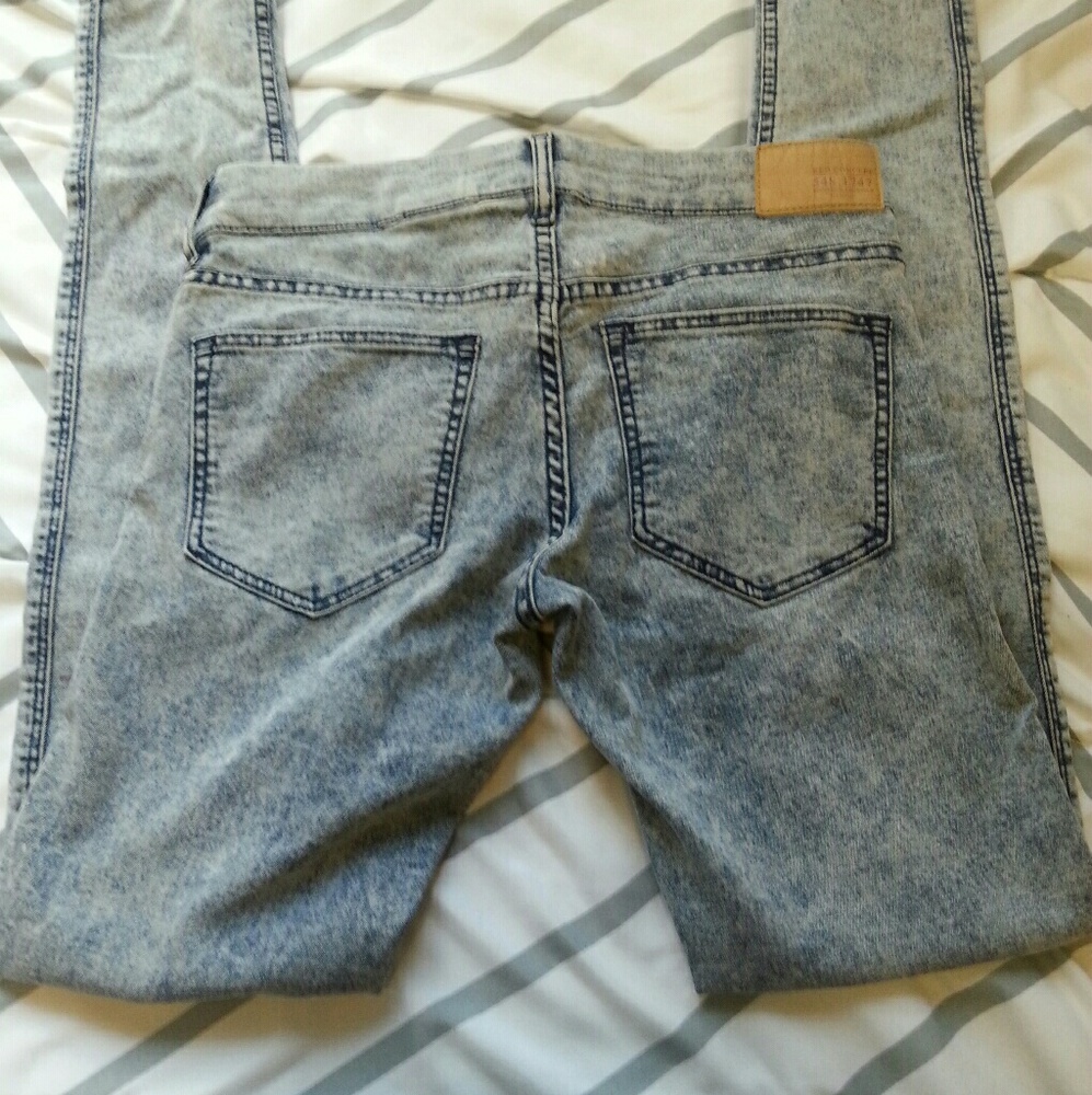 H&M divided acid wash jeans - Picture 3 of 4