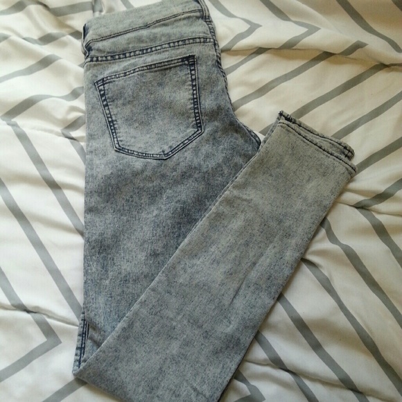 H&M divided acid wash jeans - Picture 2 of 4