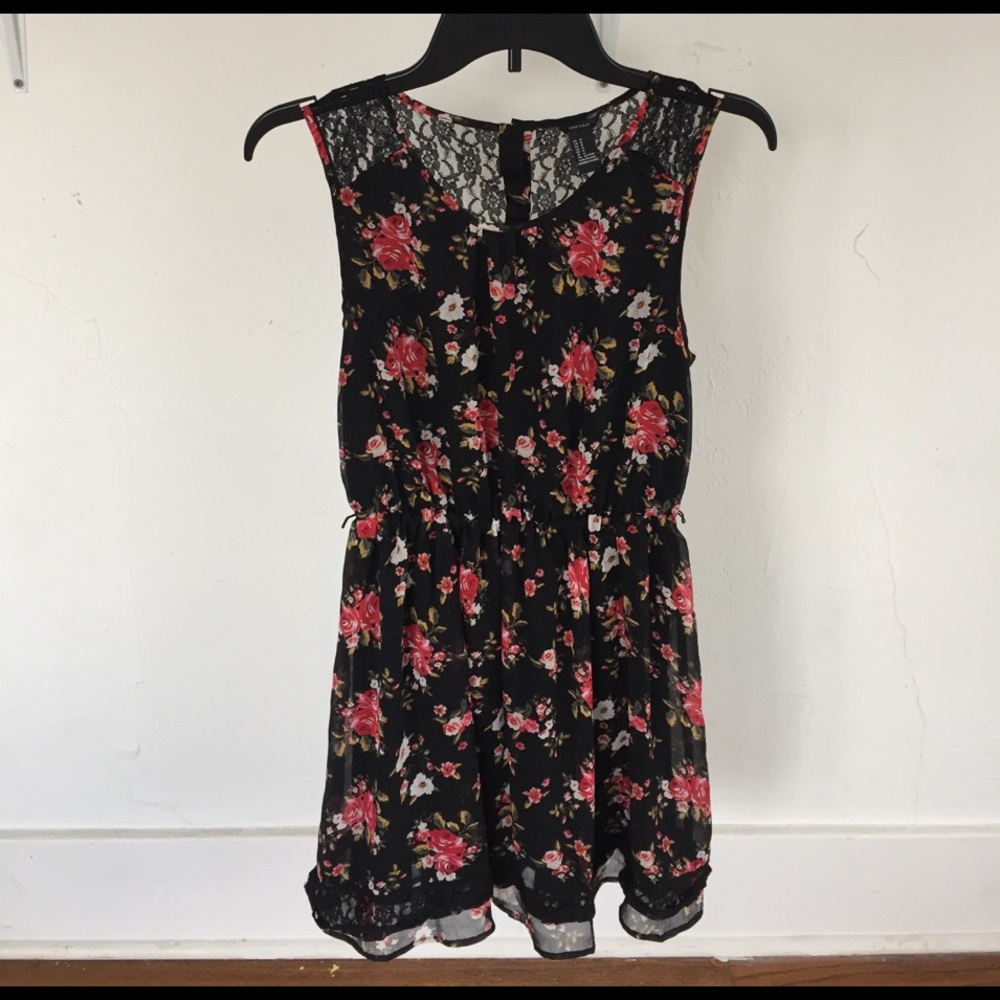 Floral dress with see-thru lace detailed back - Picture 2 of 6